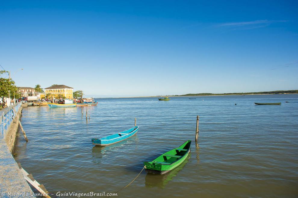 Imagem de canoas em Conceição da Barra